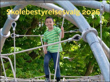 Dreng står i edderkoppelegetårn og på billedet står der Skolebestyrelsesvalg 2026